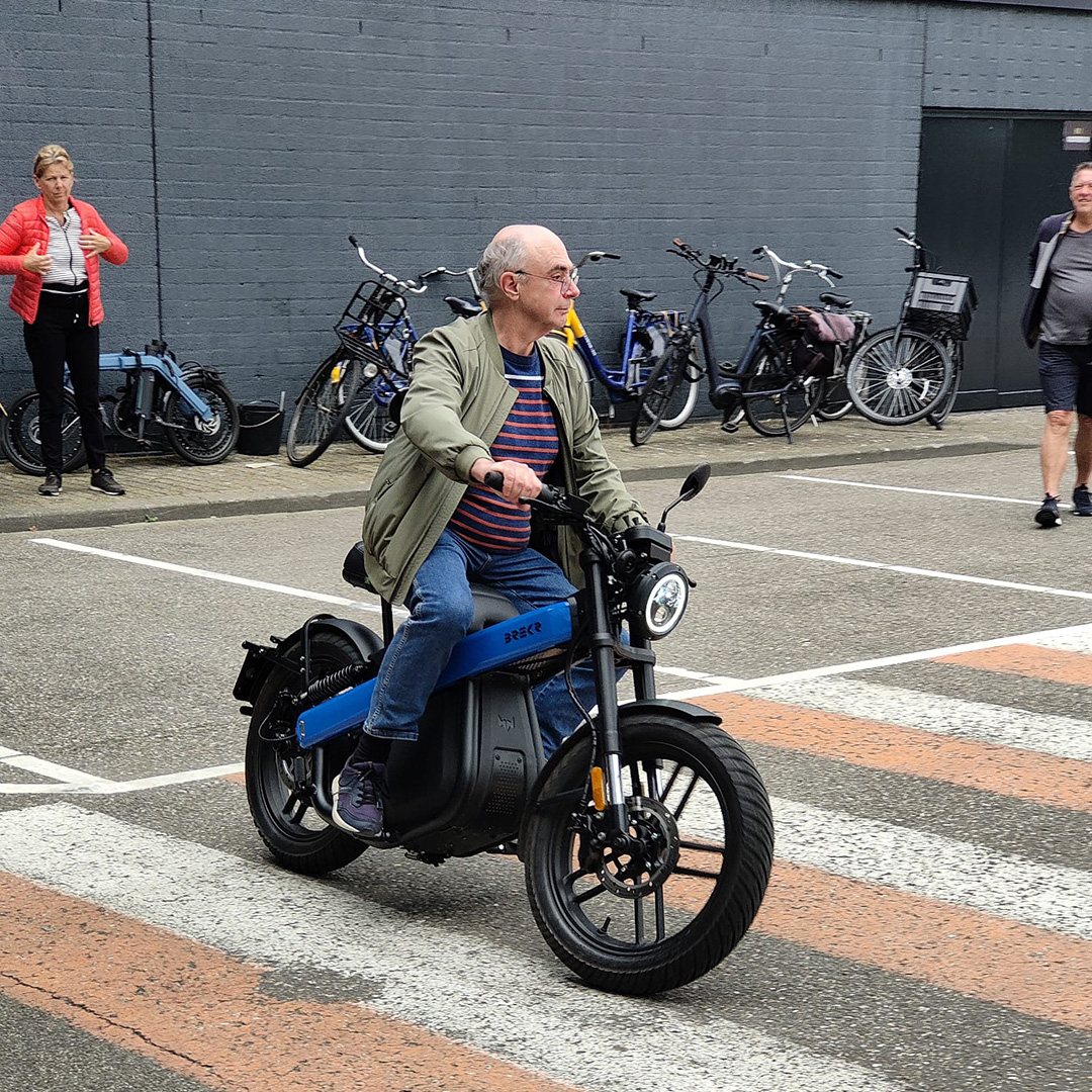 Arie Smetsers - Wij zijn HIER - Onze mensen - Arie op Electrische scooter