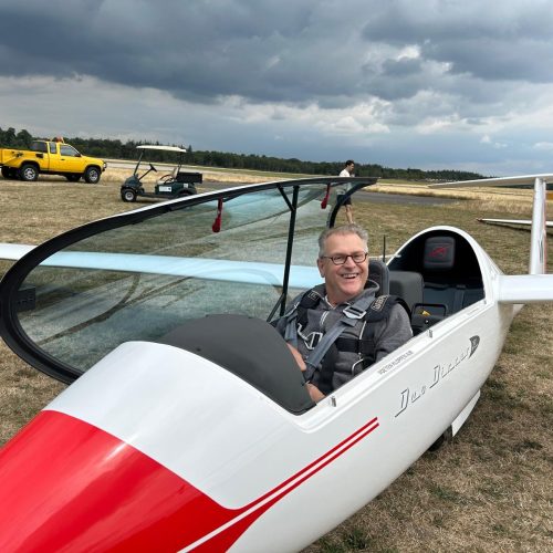 Freek Compagne aan het vliegen