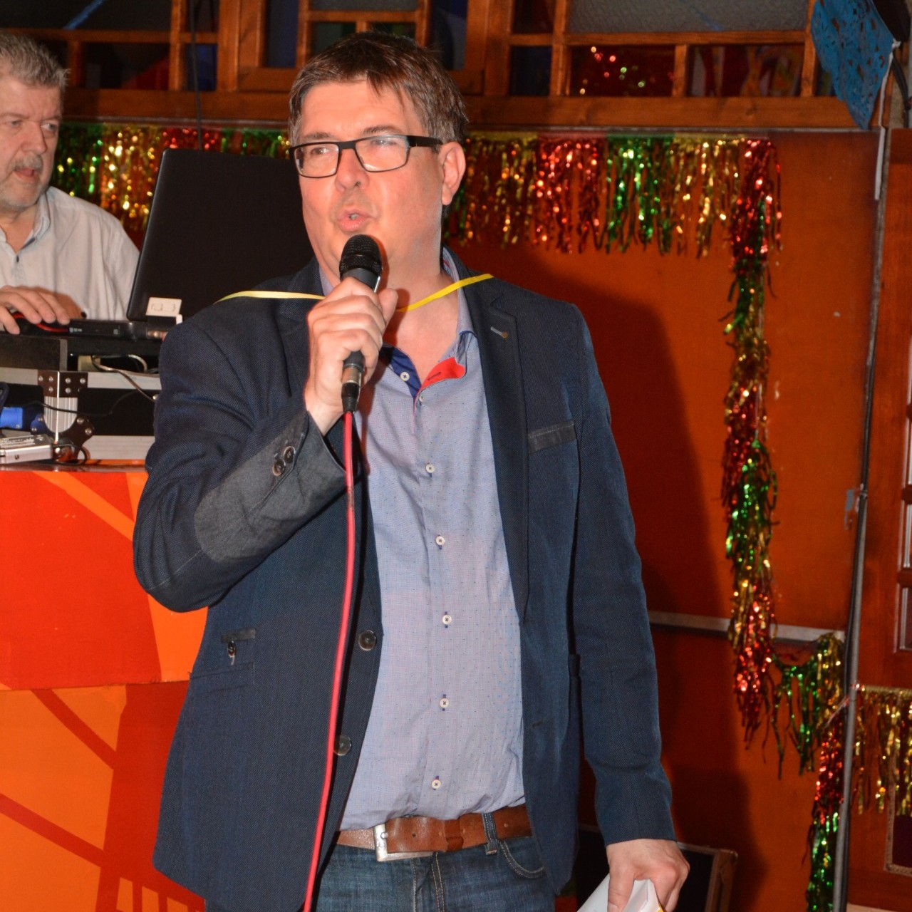 Peter Kuijs aan het zingen