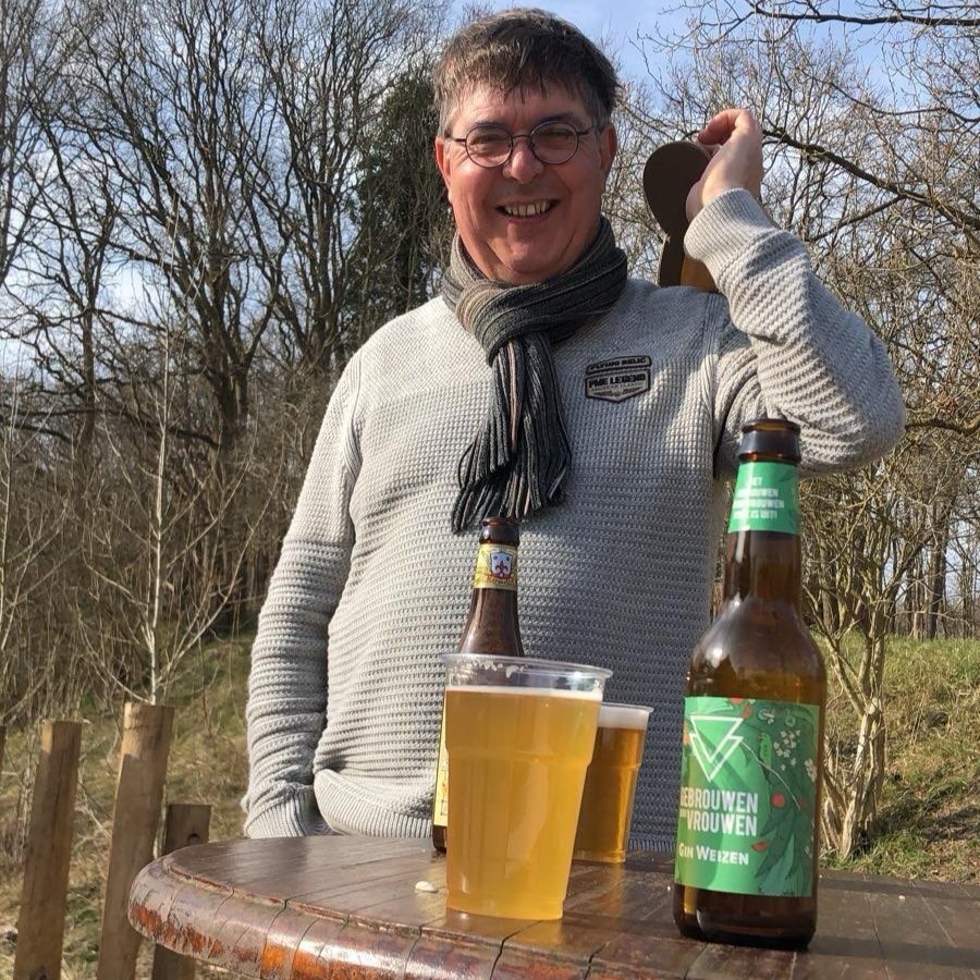 Peter Kuijs drinkt wat