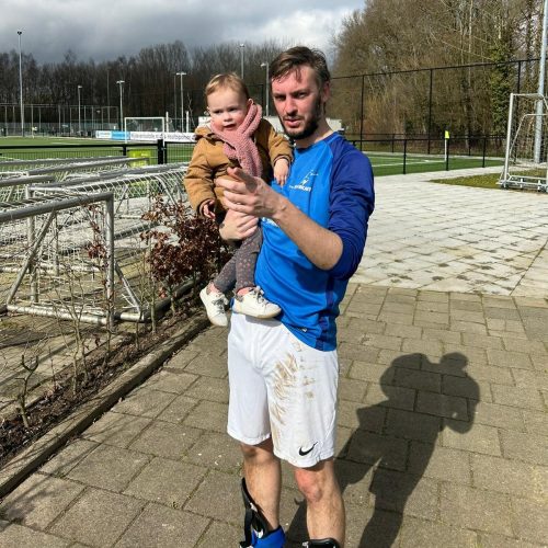 Rik Compagne aan het voetballen